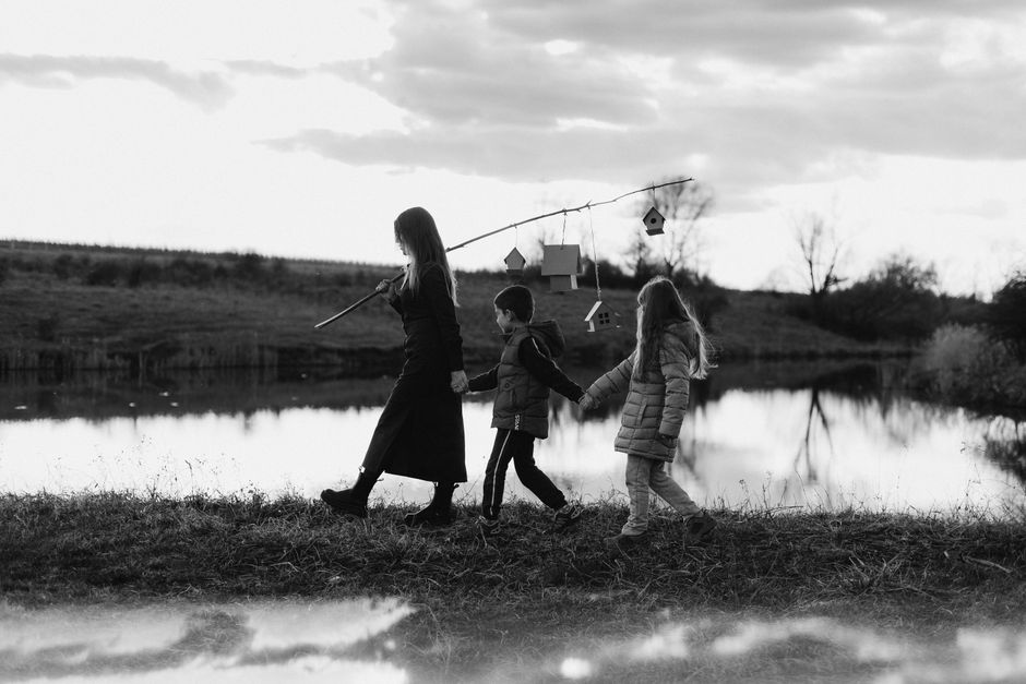 Família caminhando ao ar livre juntos no fim de semana