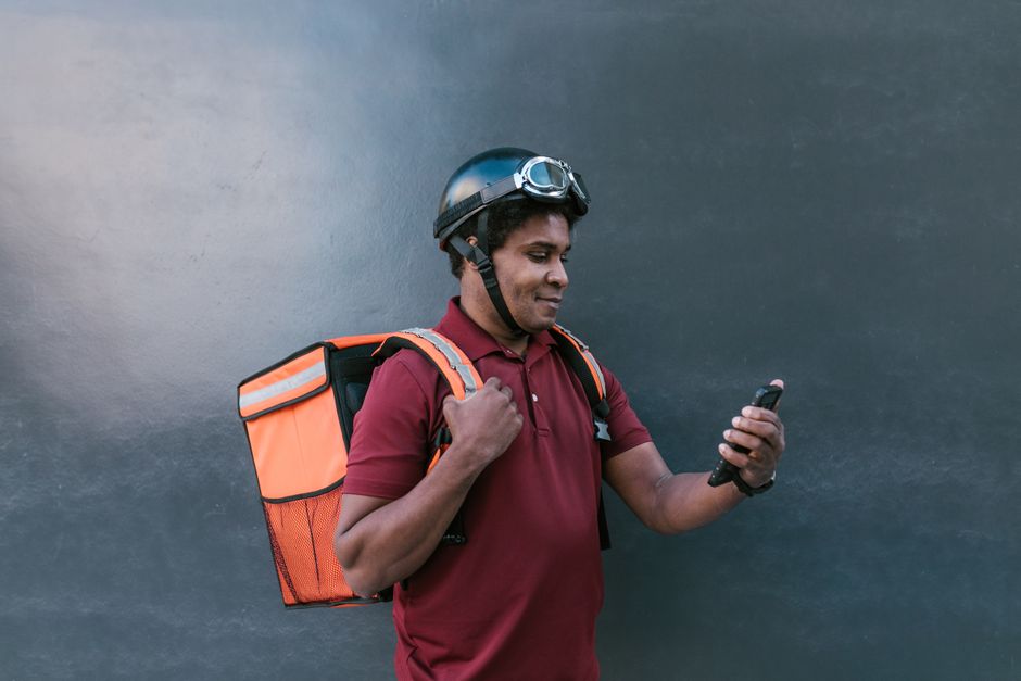 Homem registrando refeição em aplicativo no celular