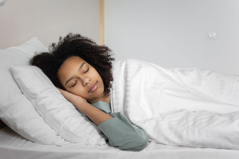 Criança dormindo tranquila em um quarto confortável