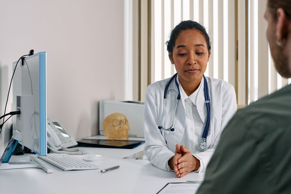 Médica consultando uma paciente em um consultório