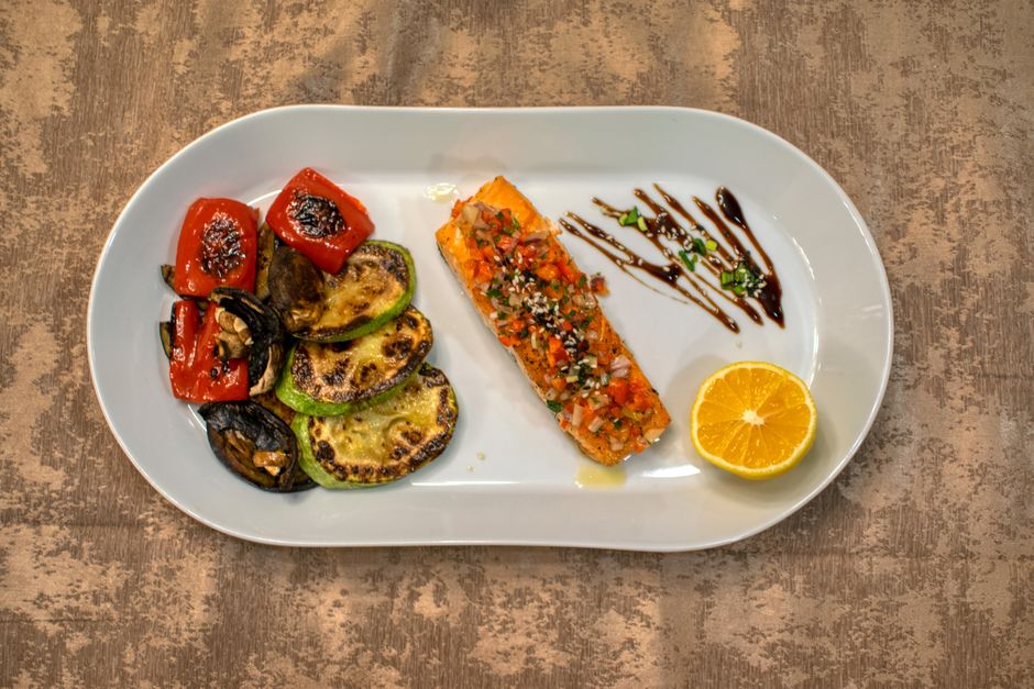 Prato de salmão grelhado com legumes, uma refeição equilibrada
