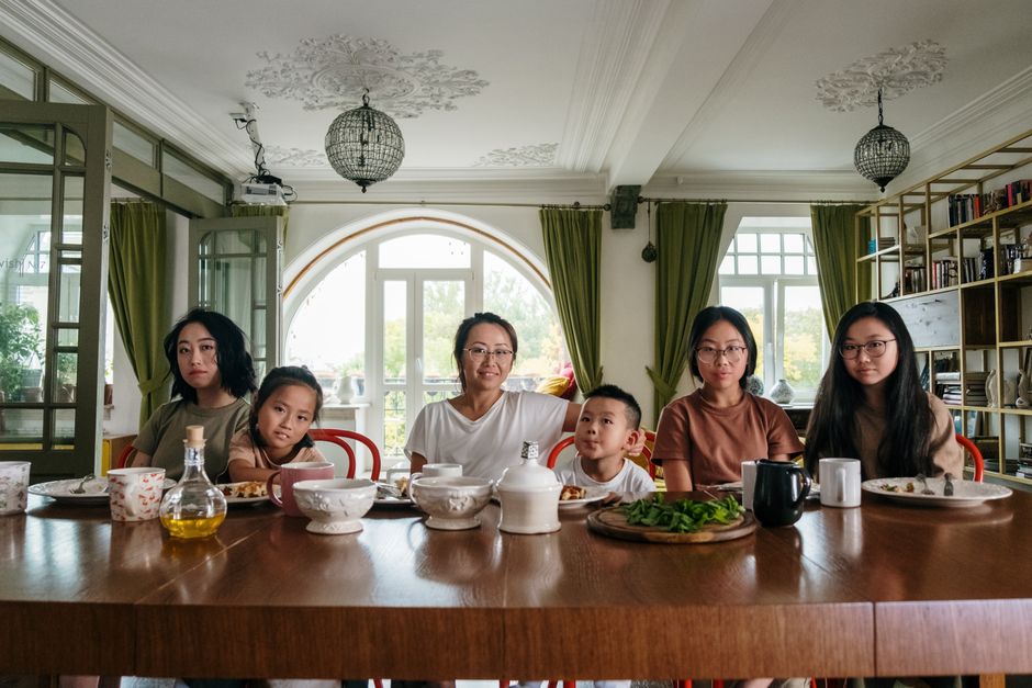 Família jantando junta à mesa sem celular ou TV