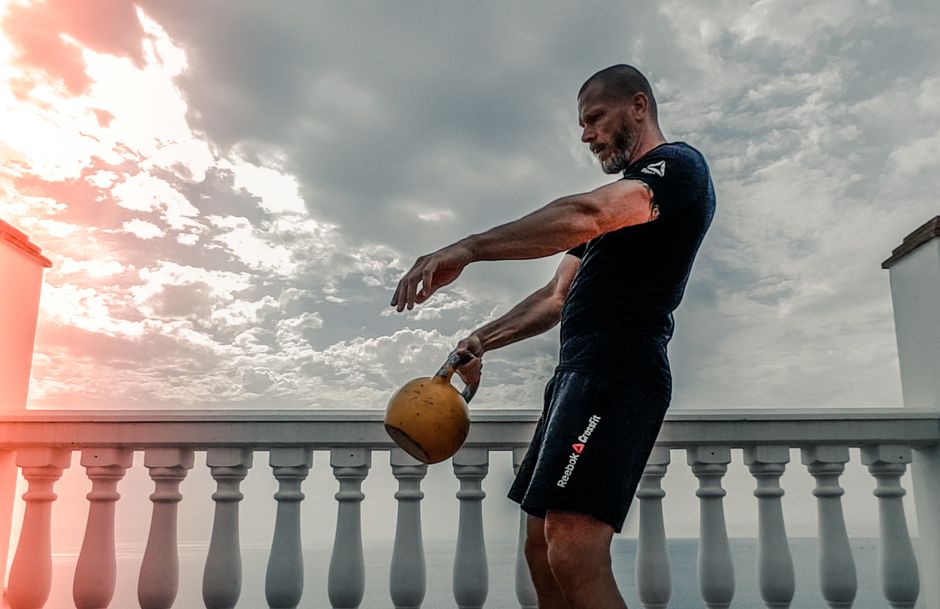 Pessoa realizando kettlebell swing em treino funcional