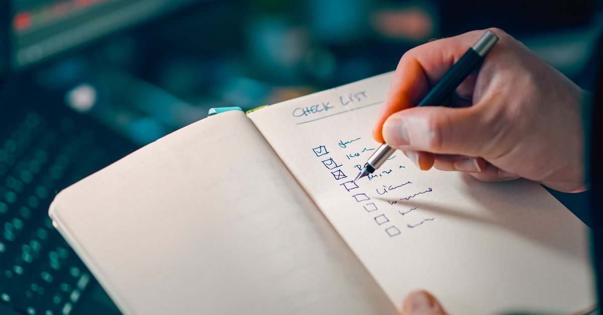 Caderno com checklist de hábitos diários e caneta ao lado