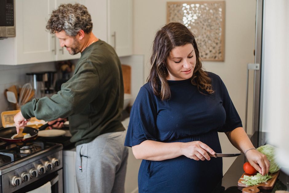Família preparando refeição saudável junta na cozinha