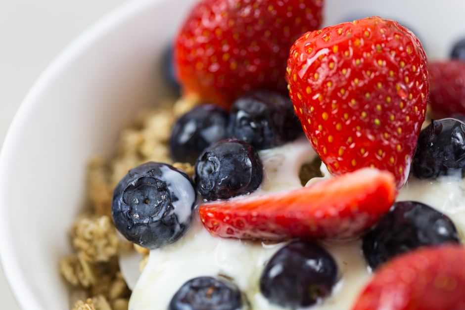 Iogurte com Granola Caseira e Frutas Vermelhas
