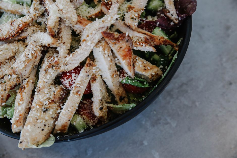 Salada de Folhas com Frango Grelhado e Abacate